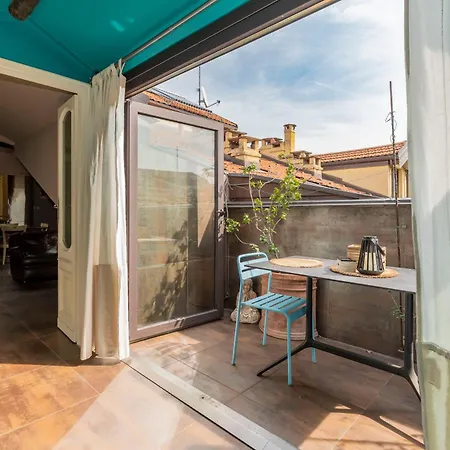 Attico Vicino Stazione Apartment