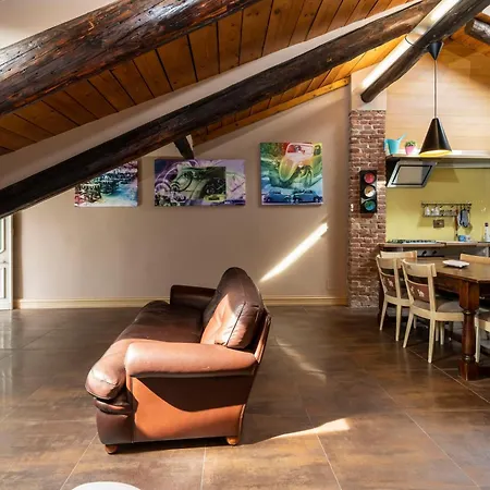 Attico Vicino Stazione Apartment
